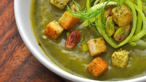 кростини с оливками и зеленый суп-пюре