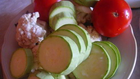 летний овощной суп-пюре с чесночно-сырными клецками