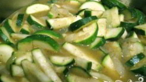 летний суп-пюре из картофеля и цукини