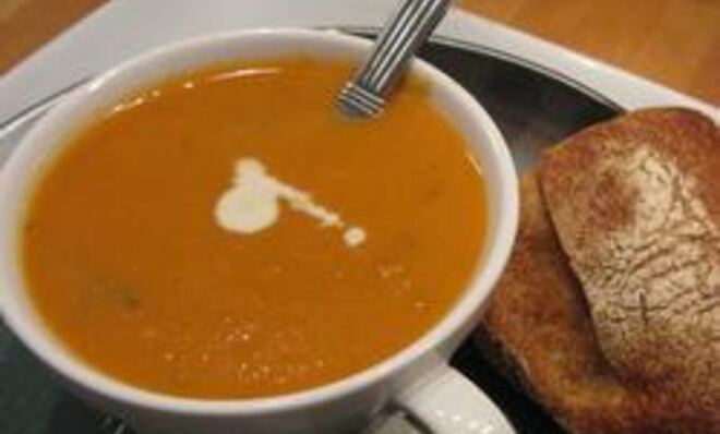 Морковно-томатный суп-пюре с кинзой