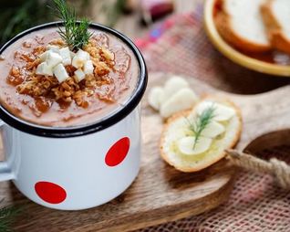 Овощной суп-пюре с луковыми чипсами и адыгейским сыром