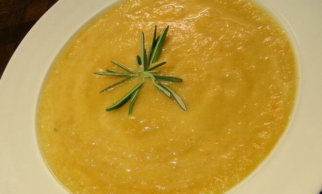 Суп-пюре из корнеплодов с имбирем и розмарином