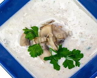 Суп пюре из шампиньонов со сливками и мускатным орехом