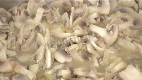 суп пюре из шампиньонов со сливками и мускатным орехом