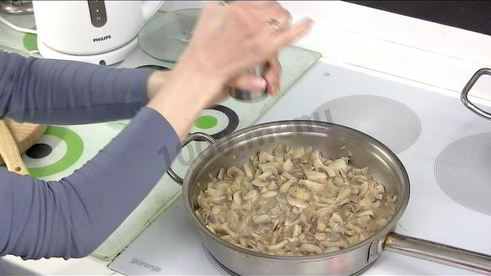 суп пюре из шампиньонов со сливками и мускатным орехом