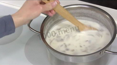 суп пюре из шампиньонов со сливками и мускатным орехом