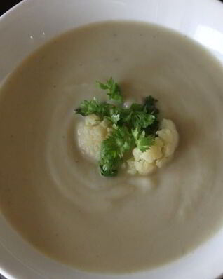 Суп-пюре из цветной капусты и голубого сыра