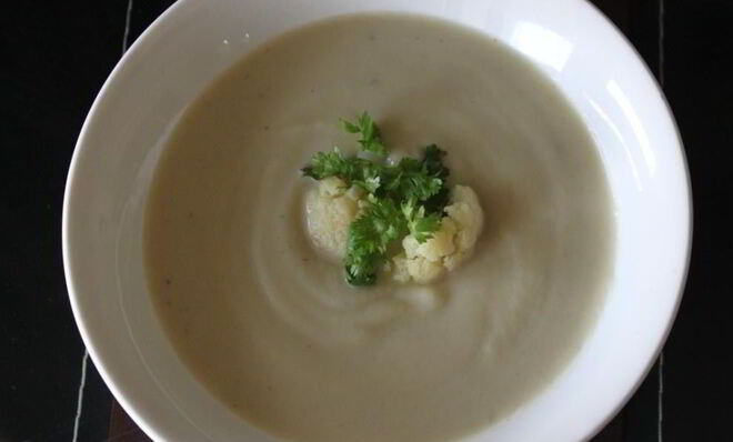 Суп-пюре из цветной капусты и голубого сыра