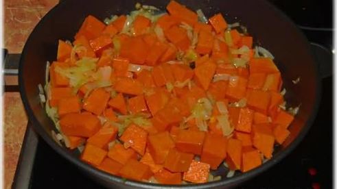 суп-пюре из тыквы с курицей и зеленым горошком