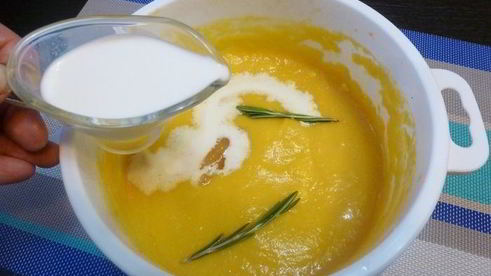 тыквенный суп-пюре с чесноком и розмарином