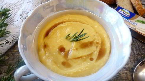 тыквенный суп-пюре с чесноком и розмарином