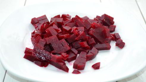 тыквенный суп-пюре с карамелизованной свеклой и золотистым луком