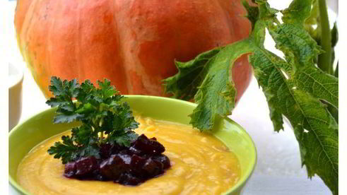 тыквенный суп-пюре с карамелизованной свеклой и золотистым луком