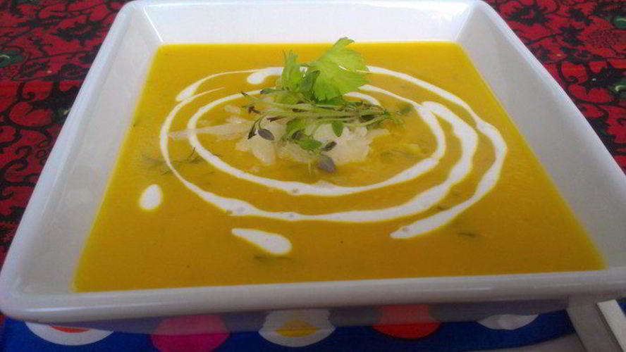 Рецепт тыквенного супа-пюре солнышко на блюде