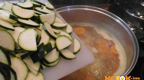 суп с кабачком и курицей