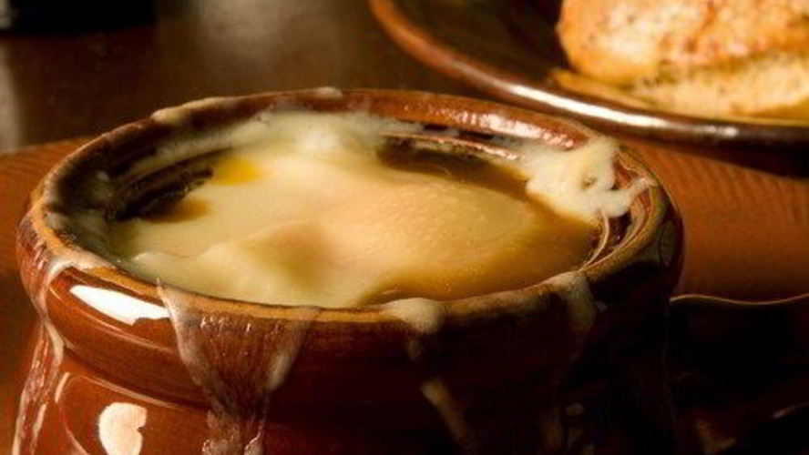 Рецепт лукового супа, запеченного пода сырной корочкой