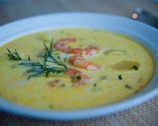 Сырный суп с креветками и зеленью