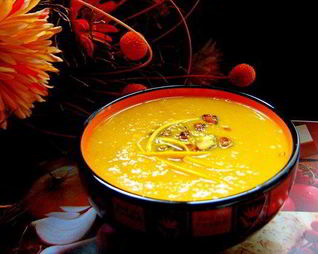 Тыквенный крем-суп с карамелизированными фисташками