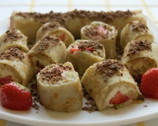 Блинчики с фруктами и мороженым