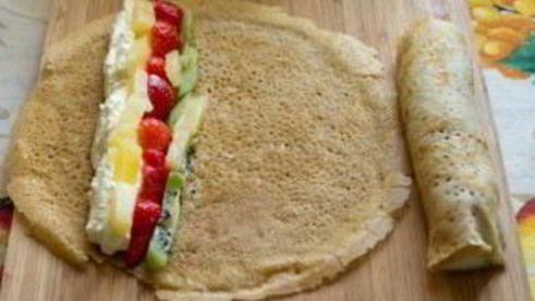 блинчики с фруктами и мороженым