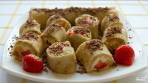 блинчики с фруктами и мороженым