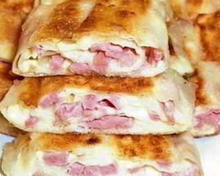 Блинчики с колбасой и сыром