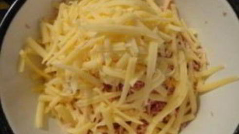 блинчики с колбасой и сыром