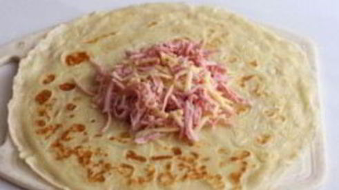 блинчики с колбасой и сыром