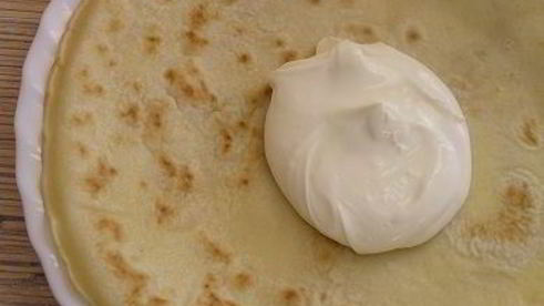 блинчики с маскарпоне, малиной и белым шоколадом