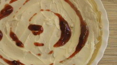 блинчики с маскарпоне, малиной и белым шоколадом