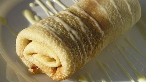 блинчики с маскарпоне, малиной и белым шоколадом