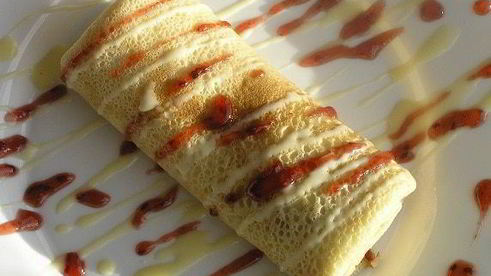 блинчики с маскарпоне, малиной и белым шоколадом