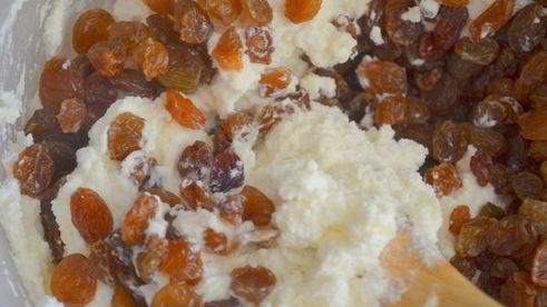 блинная ванильная улитка с творогом и изюмом