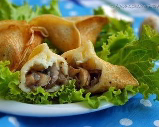 Блины на дрожжах с грибами и сыром