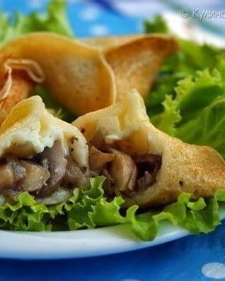 Блины на дрожжах с грибами и сыром