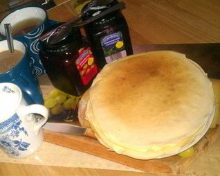 Блины с ликером и черной смородиной