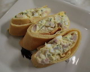 Блины с сельдью, яйцами и укропом