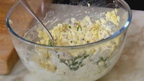 блины с сельдью, яйцами и укропом