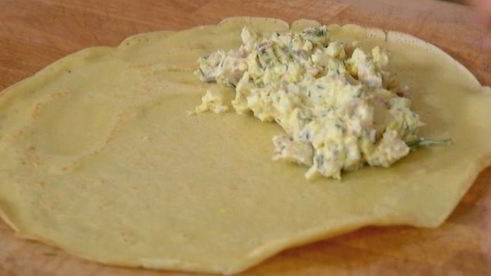 блины с сельдью, яйцами и укропом