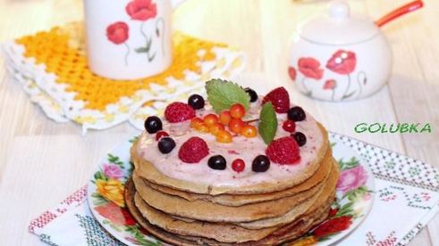 нежные панкейки с фруктовым соусом