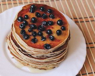 Панкейк с медом и черникой