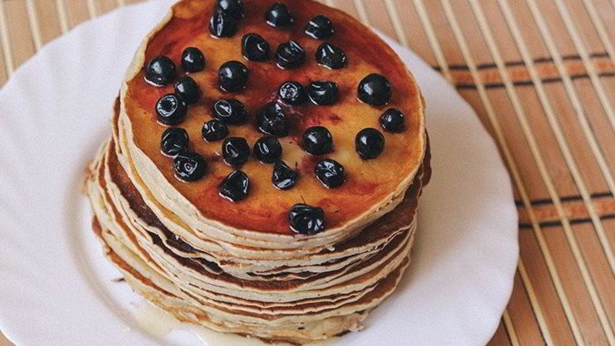 Рецепт панкейка с медом и черникой