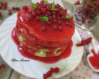 Панкейки с пшенными хлопьями и ягодным соусом