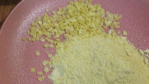 панкейки с пшенными хлопьями и ягодным соусом