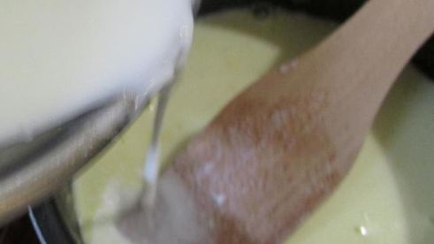 панкейки с пшенными хлопьями и ягодным соусом