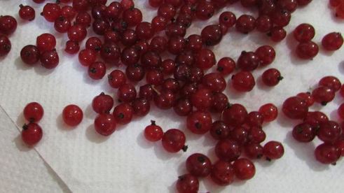 панкейки с пшенными хлопьями и ягодным соусом