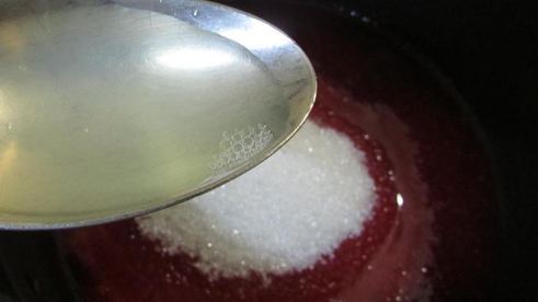 панкейки с пшенными хлопьями и ягодным соусом