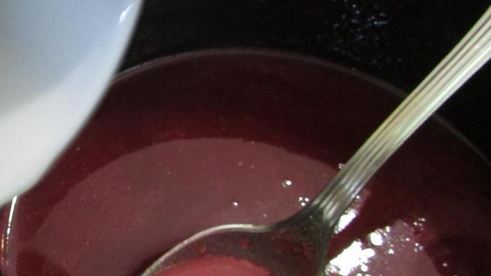 панкейки с пшенными хлопьями и ягодным соусом