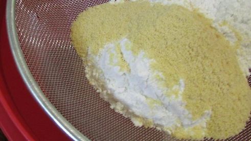 панкейки с пшенными хлопьями и ягодным соусом