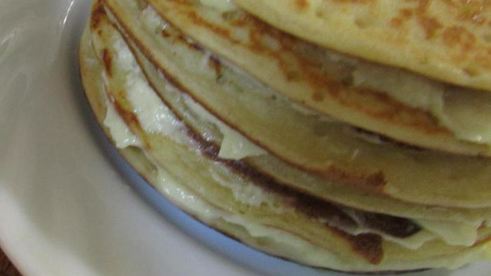 панкейки с пшенными хлопьями и ягодным соусом